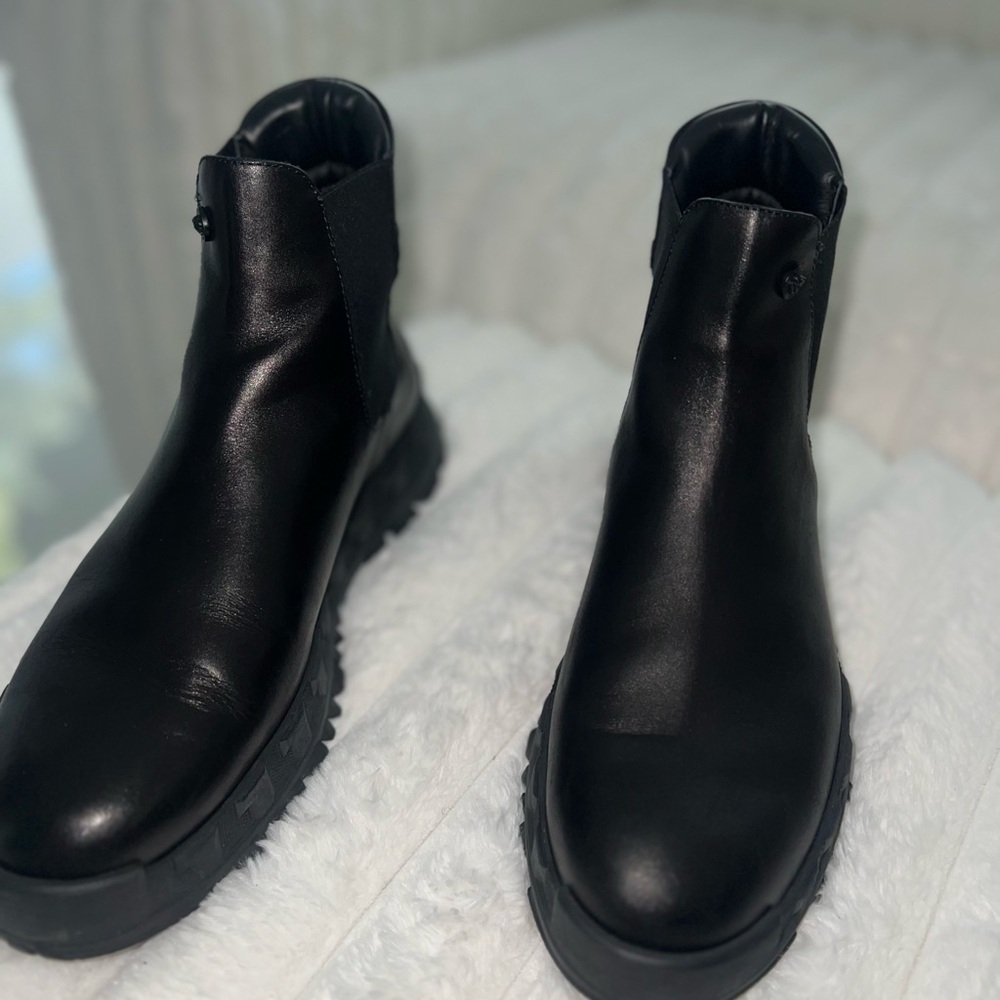 Stylish Versace Black Leather Boots - Picture 2 of 8